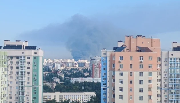 Пожежа на складах АТБ у Деснянському районі Києва після ворожого удару 8 Пожежа на складах АТБ у Деснянському районі Києва після ворожого удару 7