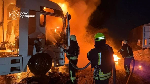 Атака на зернові вантажівки в Одеській області: загинув цивільний, три поранені 9