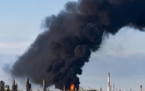 Українські дрони атакували Сизранський нафтопереробний завод у Самарській області 33