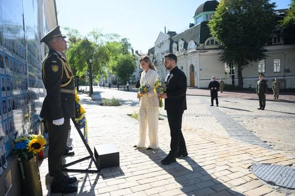 Олена Зеленська у День Незалежності: образ від LITKOVSKA з вишитим пшеничним полем 13