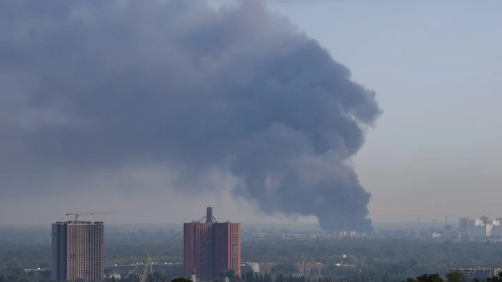 Пожежа на складах АТБ у Деснянському районі Києва після ворожого удару 6 Пожежа на складах АТБ у Деснянському районі Києва після ворожого удару 5