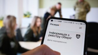 Уряд спростив процедуру перевірки електронного військового обліку для чоловіків за кордоном 455