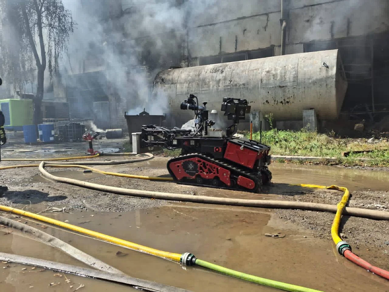 У Львові на заводі «Іскра» згоріли двоє людей: склад з аерозолями охопив вогонь 7