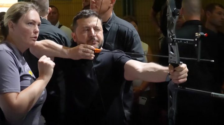 Зеленський зіграв у теніс і стріляв з лука з ветеранами у Франківську 6 Зеленський зіграв у теніс і стріляв з лука з ветеранами у Франківську 5