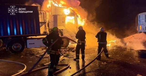 Атака на зернові вантажівки в Одеській області: загинув цивільний, три поранені 11