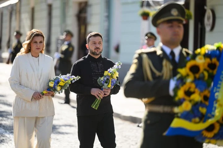 Олена Зеленська у День Незалежності: образ від LITKOVSKA з вишитим пшеничним полем 15