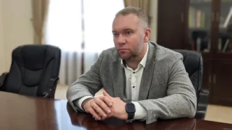 Колишнього топ‑посадовця МЗС Олександра Банькова заарештували за підозрою у розкраданні мільйонних благодійних внесків 5