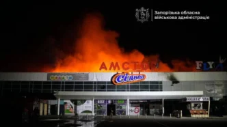 Російський обстріл у Запоріжжі: влучення в ТЦ, масштабна пожежа та поранені 297