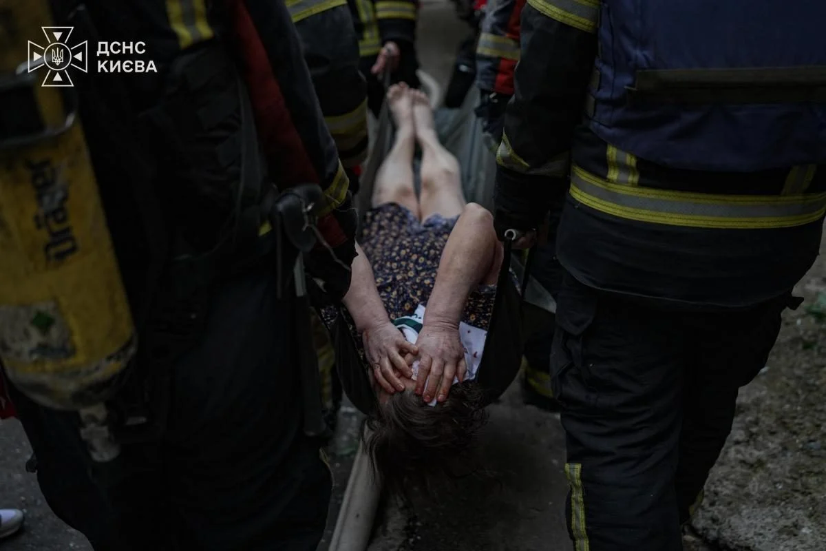 Дрон вразив багатоповерхівку в центрі Києва: загинув 14‑річний підліток, є поранені 9