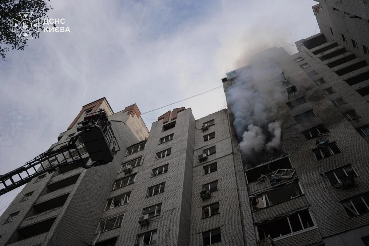 Дрон вразив багатоповерхівку в центрі Києва: загинув 14‑річний підліток, є поранені 17