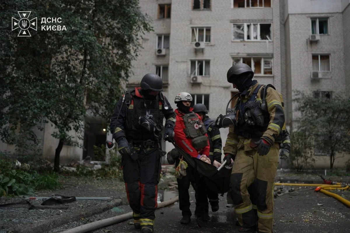 Дрон вразив багатоповерхівку в центрі Києва: загинув 14‑річний підліток, є поранені 7