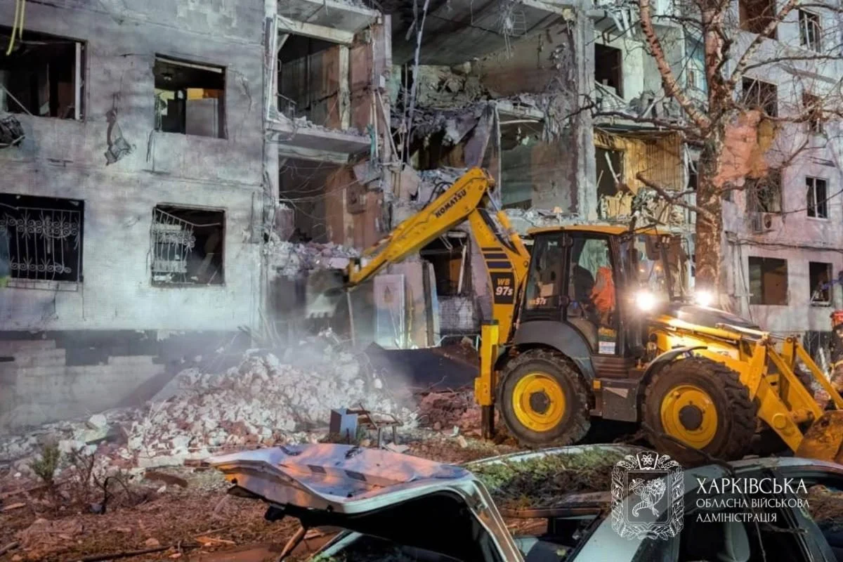 Удар КАБ по багатоповерхівці в Харкові: 20+ постраждалих, діти 8 Удар КАБ по багатоповерхівці в Харкові: 20+ постраждалих, діти 7