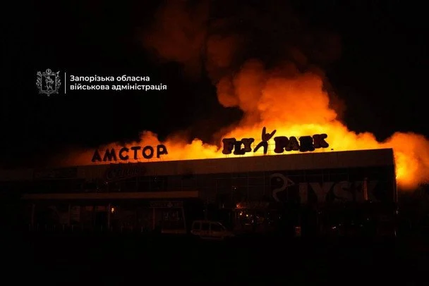 Російський обстріл у Запоріжжі: влучення в ТЦ, масштабна пожежа та поранені 8 Російський обстріл у Запоріжжі: влучення в ТЦ, масштабна пожежа та поранені 7