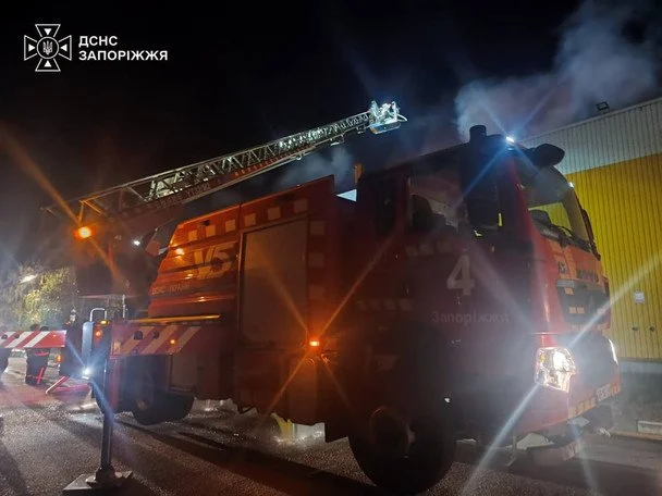 Російський обстріл у Запоріжжі: влучення в ТЦ, масштабна пожежа та поранені 12 Російський обстріл у Запоріжжі: влучення в ТЦ, масштабна пожежа та поранені 11