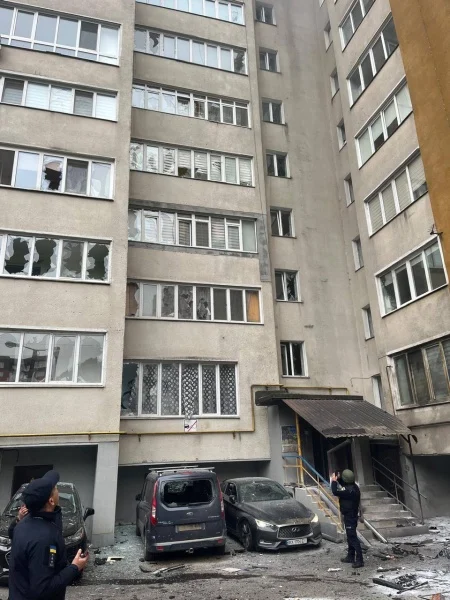 Шахед вдарив по Хмельницькому: влучення у багатоповерховку, пошкодження та реакція ППО 6 Шахед вдарив по Хмельницькому: влучення у багатоповерховку, пошкодження та реакція ППО 5
