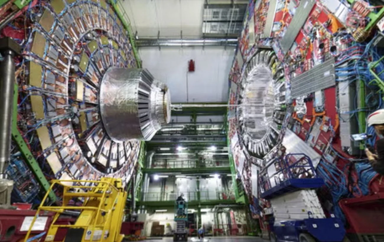 Дослідження LHC: Штучний інтелект спростував існування 10 вимірів у мікроскопічних чорних дірах 27