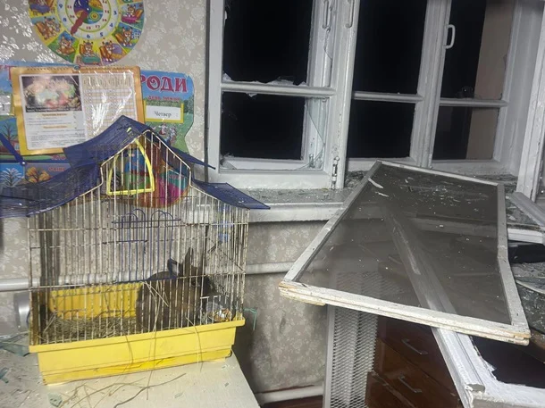 Дрони в Конотопі: пошкодження шкіл, лікарень і залізниці після масової атаки 22 Дрони в Конотопі: пошкодження шкіл, лікарень і залізниці після масової атаки 21
