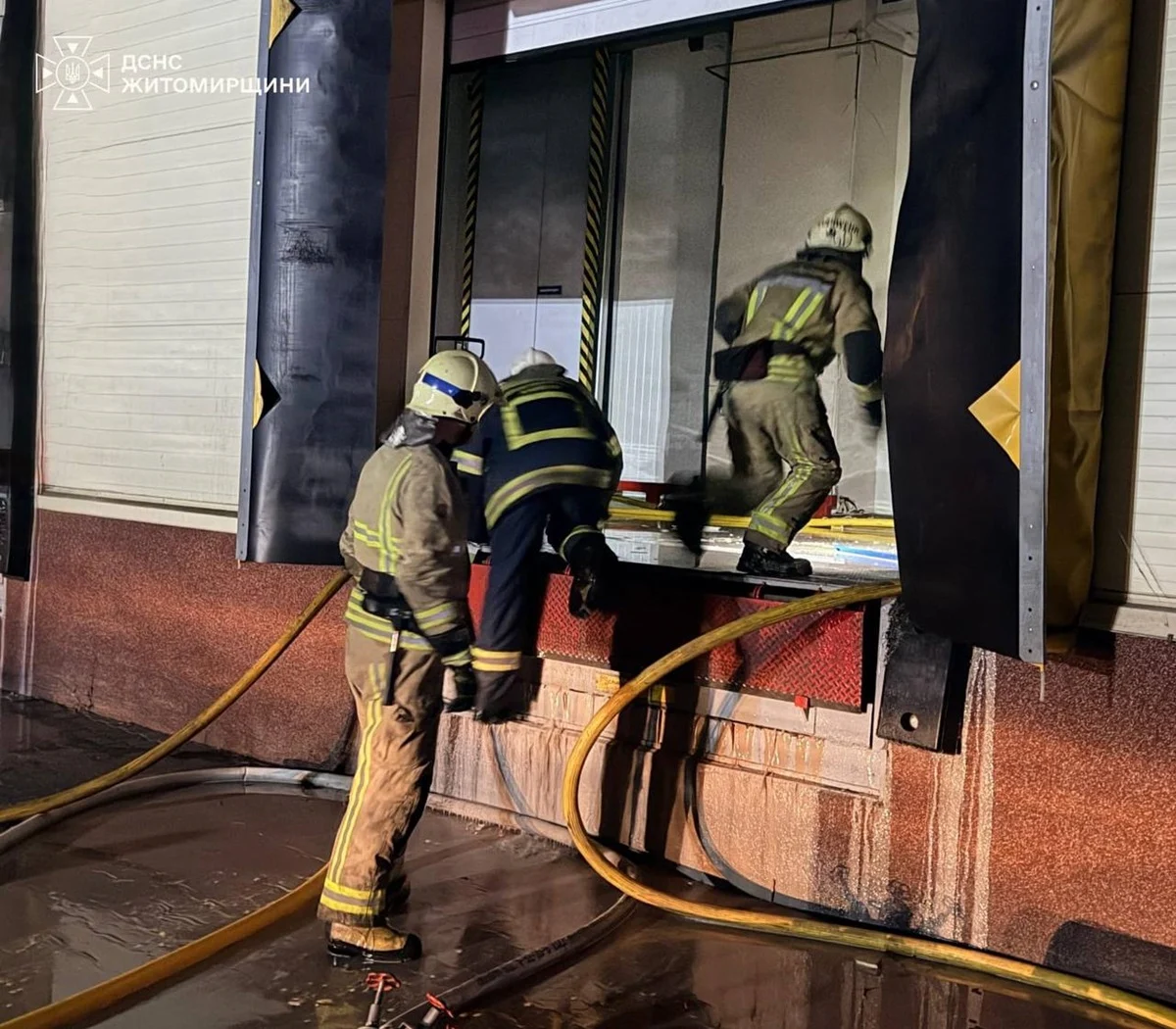 Безпілотна атака на харчове підприємство в Житомирській області: наслідки та реакція рятувальників 14 Безпілотна атака на харчове підприємство в Житомирській області: наслідки та реакція рятувальників 13