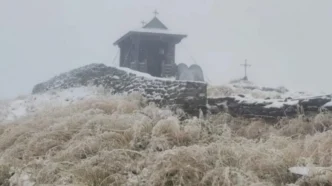 Перший сніг у Карпатах: температура -1 °C, фото з вершини Піп Іван 321