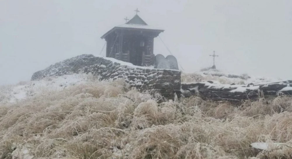 Перший сніг у Карпатах: температура -1 °C, фото з вершини Піп Іван 25