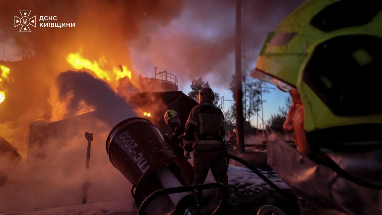 Пожежа в Київській області після ворожого удару: підсумки та реакція 10 Пожежа в Київській області після ворожого удару: підсумки та реакція 9