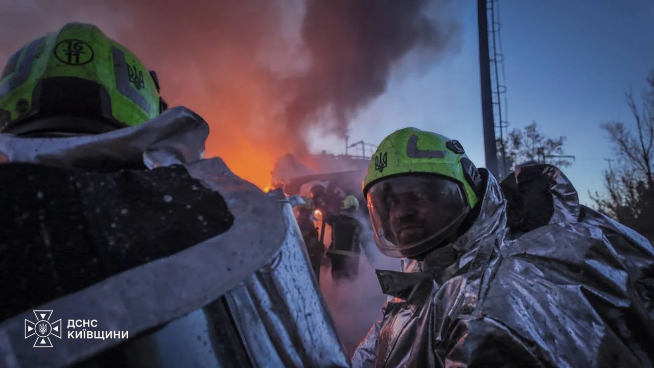 Пожежа в Київській області після ворожого удару: підсумки та реакція 6 Пожежа в Київській області після ворожого удару: підсумки та реакція 5
