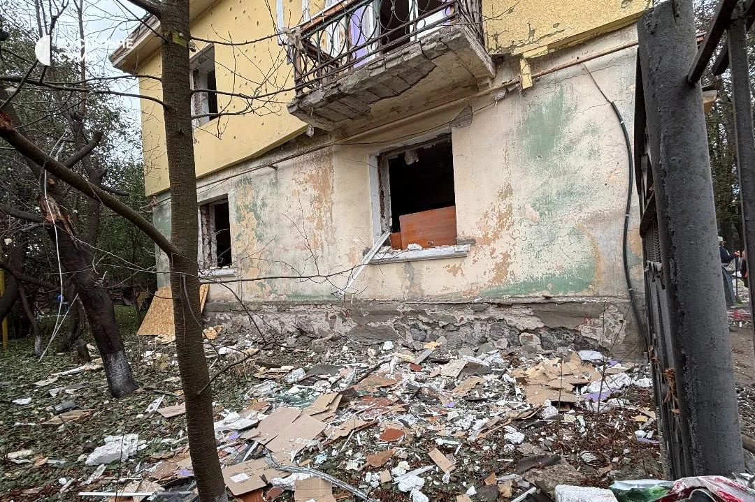 Дрони в Конотопі: пошкодження шкіл, лікарень і залізниці після масової атаки 42 Дрони в Конотопі: пошкодження шкіл, лікарень і залізниці після масової атаки 41