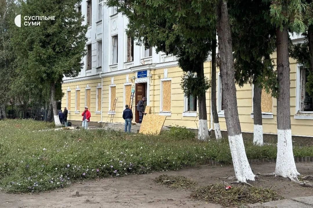 Дрони в Конотопі: пошкодження шкіл, лікарень і залізниці після масової атаки 38 Дрони в Конотопі: пошкодження шкіл, лікарень і залізниці після масової атаки 37