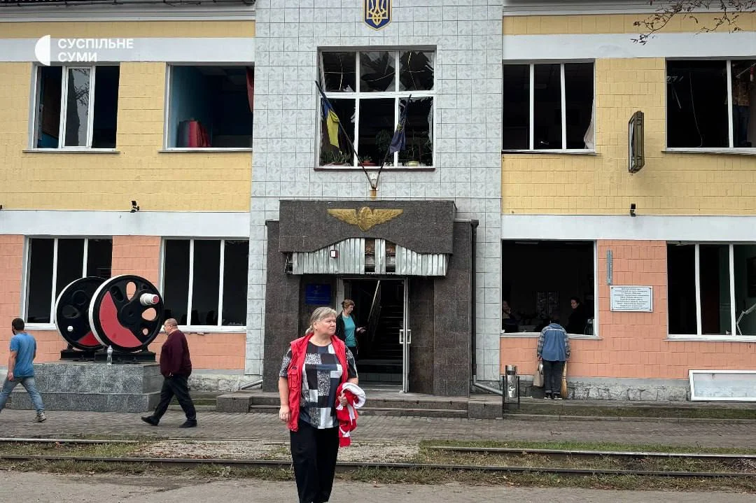 Дрони в Конотопі: пошкодження шкіл, лікарень і залізниці після масової атаки 36 Дрони в Конотопі: пошкодження шкіл, лікарень і залізниці після масової атаки 35