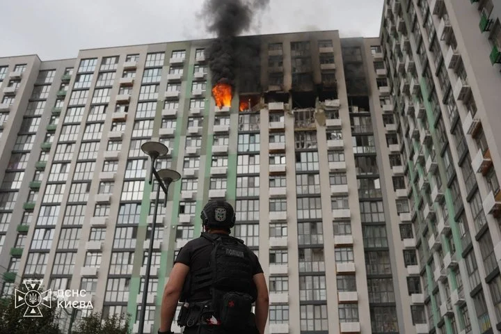У Києві через дронову атаку загорілася 16‑поверхова будівля 10 У Києві через дронову атаку загорілася 16‑поверхова будівля 9