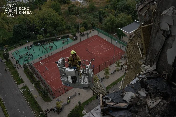 У Києві через дронову атаку загорілася 16‑поверхова будівля 6 У Києві через дронову атаку загорілася 16‑поверхова будівля 5