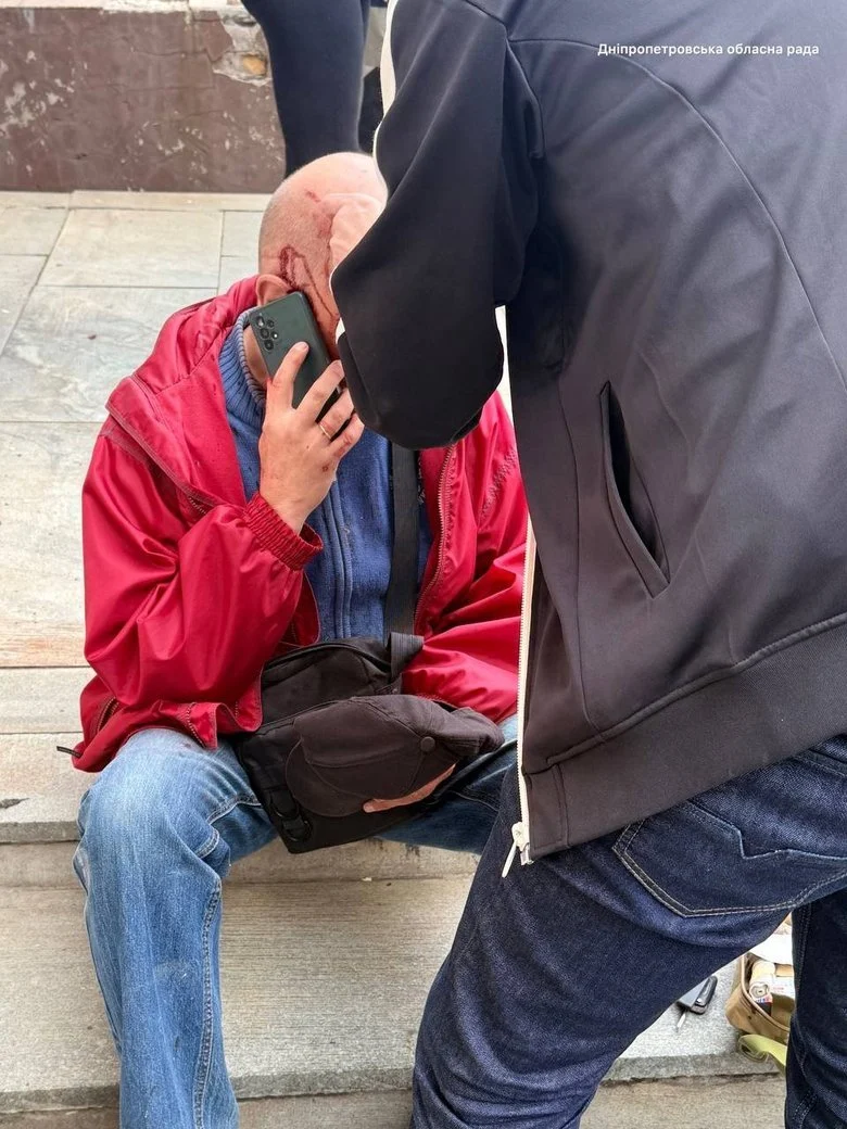 До 15 зросла кількість поранених після удару росіян по центру Дніпра 6 До 15 зросла кількість поранених після удару росіян по центру Дніпра 5