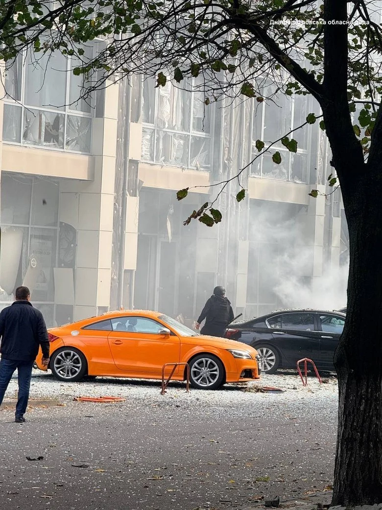 До 15 зросла кількість поранених після удару росіян по центру Дніпра 8 До 15 зросла кількість поранених після удару росіян по центру Дніпра 7