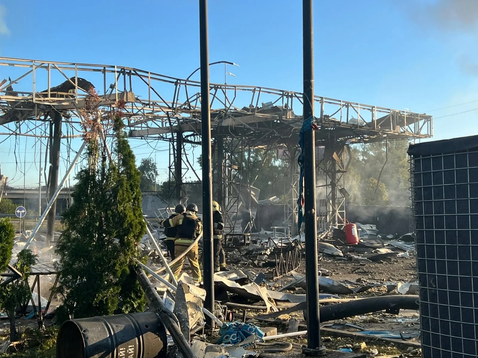 Фото руйнувань АЗС «Укрнафти» у Києві після чергового обстрілу 12 Фото руйнувань АЗС «Укрнафти» у Києві після чергового обстрілу 11