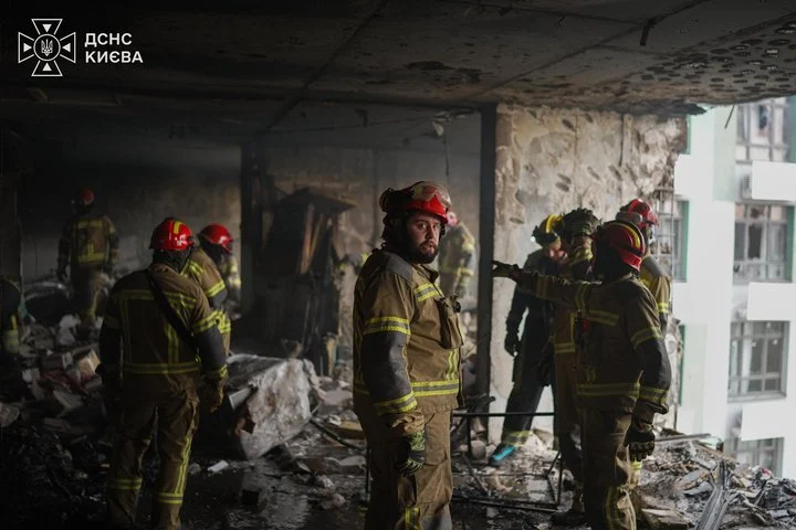У Києві через дронову атаку загорілася 16‑поверхова будівля 8 У Києві через дронову атаку загорілася 16‑поверхова будівля 7