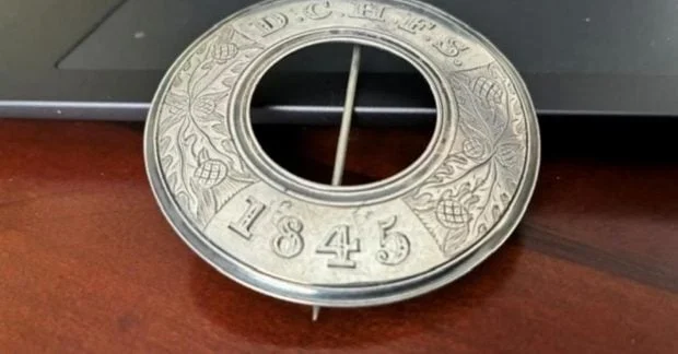Срібна брошка 1845 року: розкрито значення ініціалів та історію нагороди в Шотландії 29