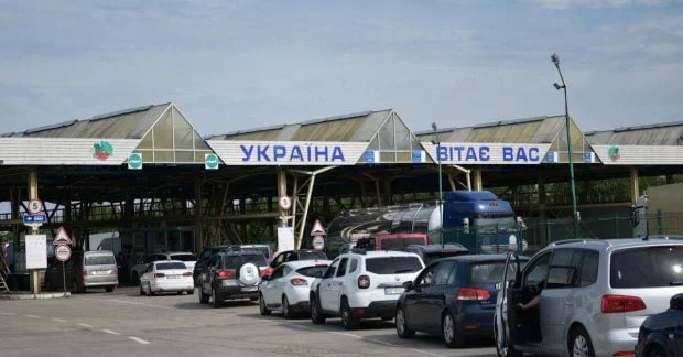 Україна обговорює перенесення пунктів пропуску на територію сусідніх країн через обстріли 7