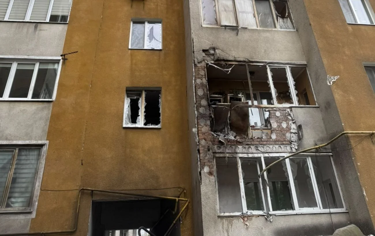 Шахед вдарив по Хмельницькому: влучення у багатоповерховку, пошкодження та реакція ППО 13