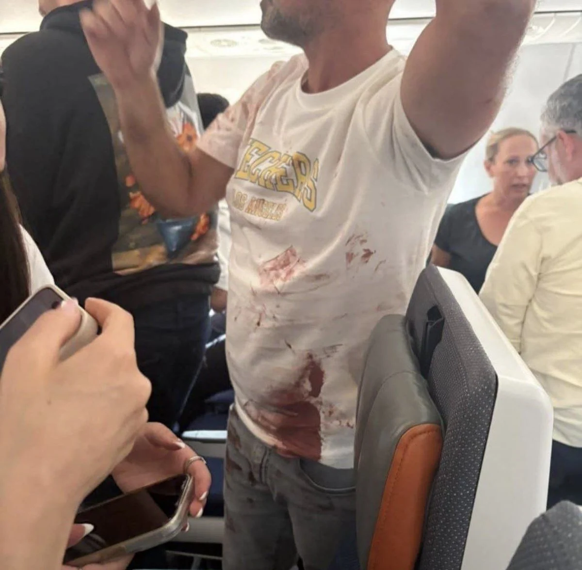 Рейс Flydubai Дубай–Тель-Авів: бійка українського і російського пілота, кров у кабіні 7