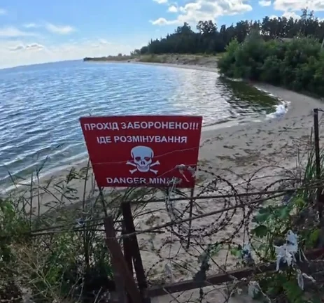Паркан до берега і фальшиві таблички «Міни» біля будинку Кличка: як мер плює на закон і екологію 9