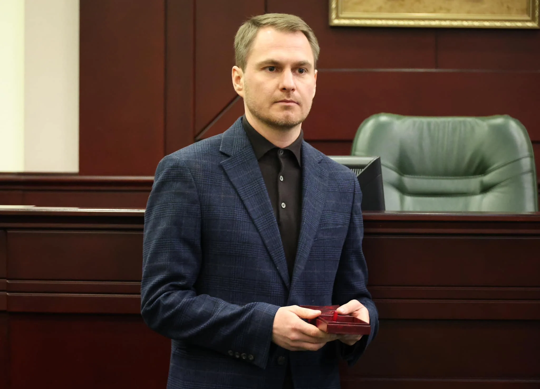 340 тисяч за неповний місяць отримав Кравченко втікач у вересні. Де він сховався 5