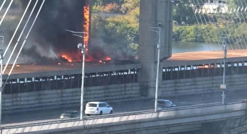 Два дрони влучили по Південному мосту в Києві під час руху метро: рух зупинили, постраждалих немає 35