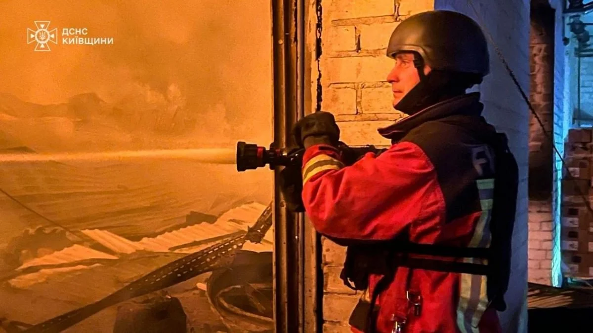 Обстріл Гостомеля: 4 поранених, серед них дитина, пожежі у складських приміщеннях 13
