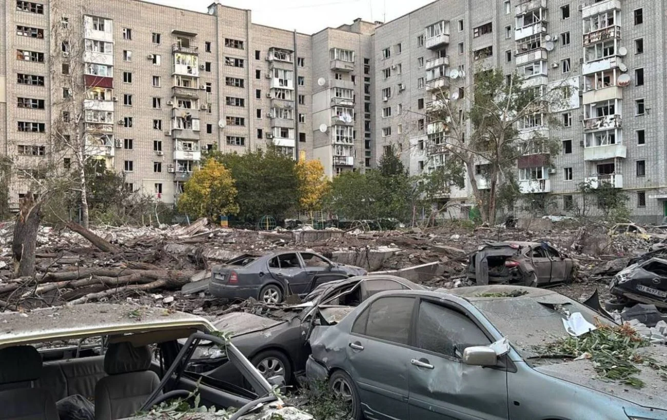 Російська нічна атака 7 жовтня в Кременчуці: руйнування багатоповерхівок та пошкодження інфраструктури 13