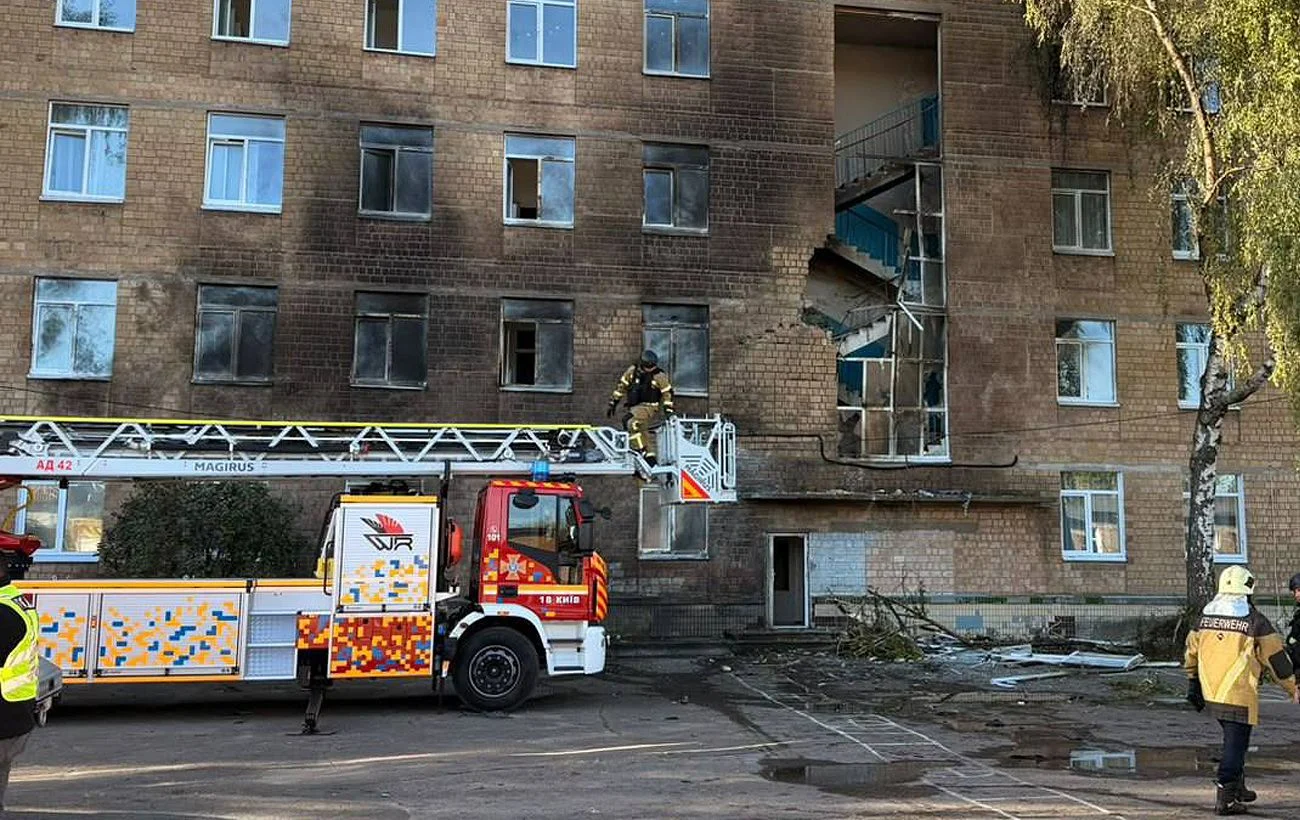 Дрон влучив у школу в Києві: пожежа, евакуація та оцінка збитків 33