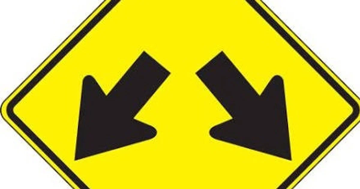 Дорожній знак з двома стрілками вниз – що означає і як об’їждати 37