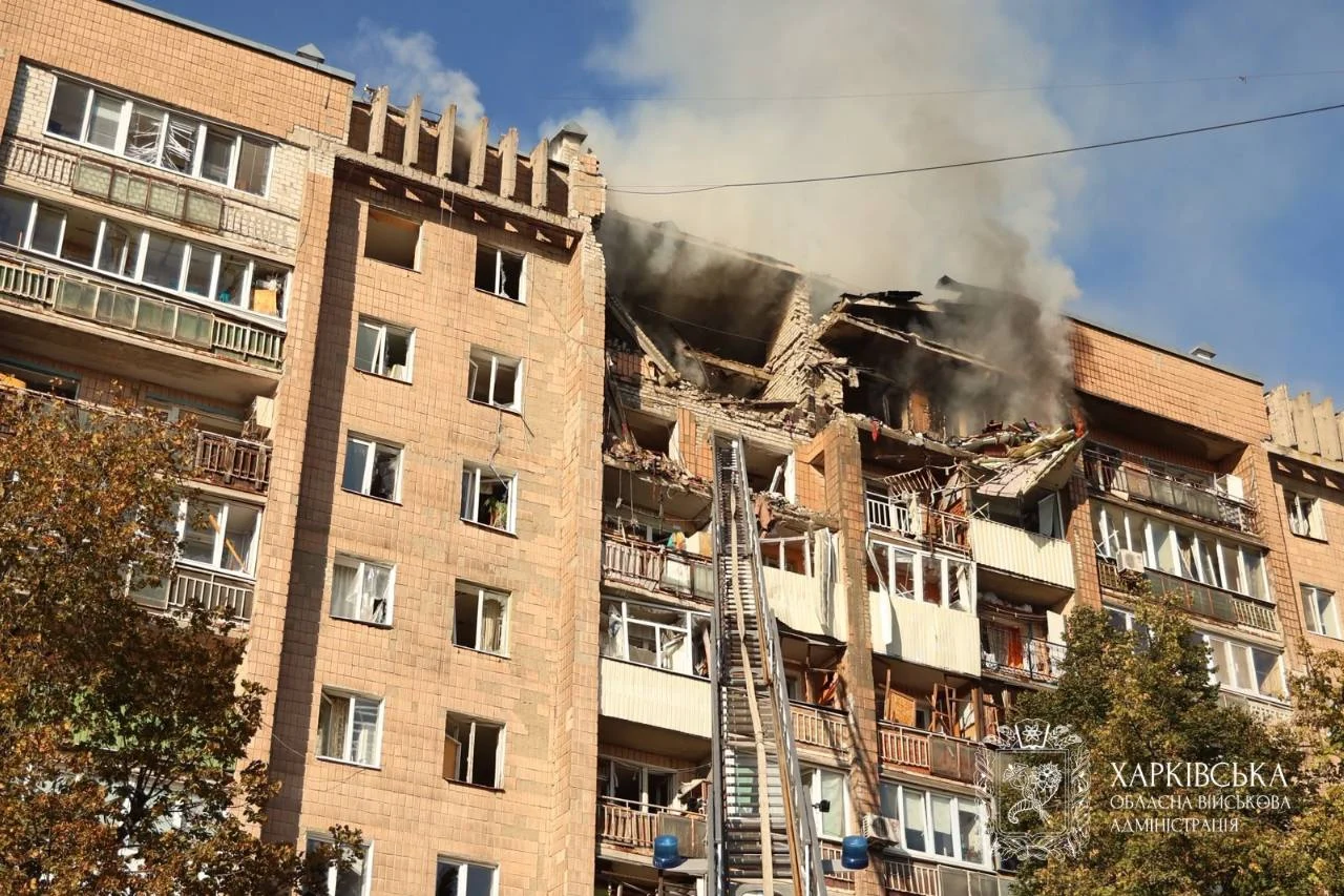 Удар російського дрону по багатоповерховій будівлі в Харкові: пошкодження та кількість постраждалих 24 Удар російського дрону по багатоповерховій будівлі в Харкові: пошкодження та кількість постраждалих 23