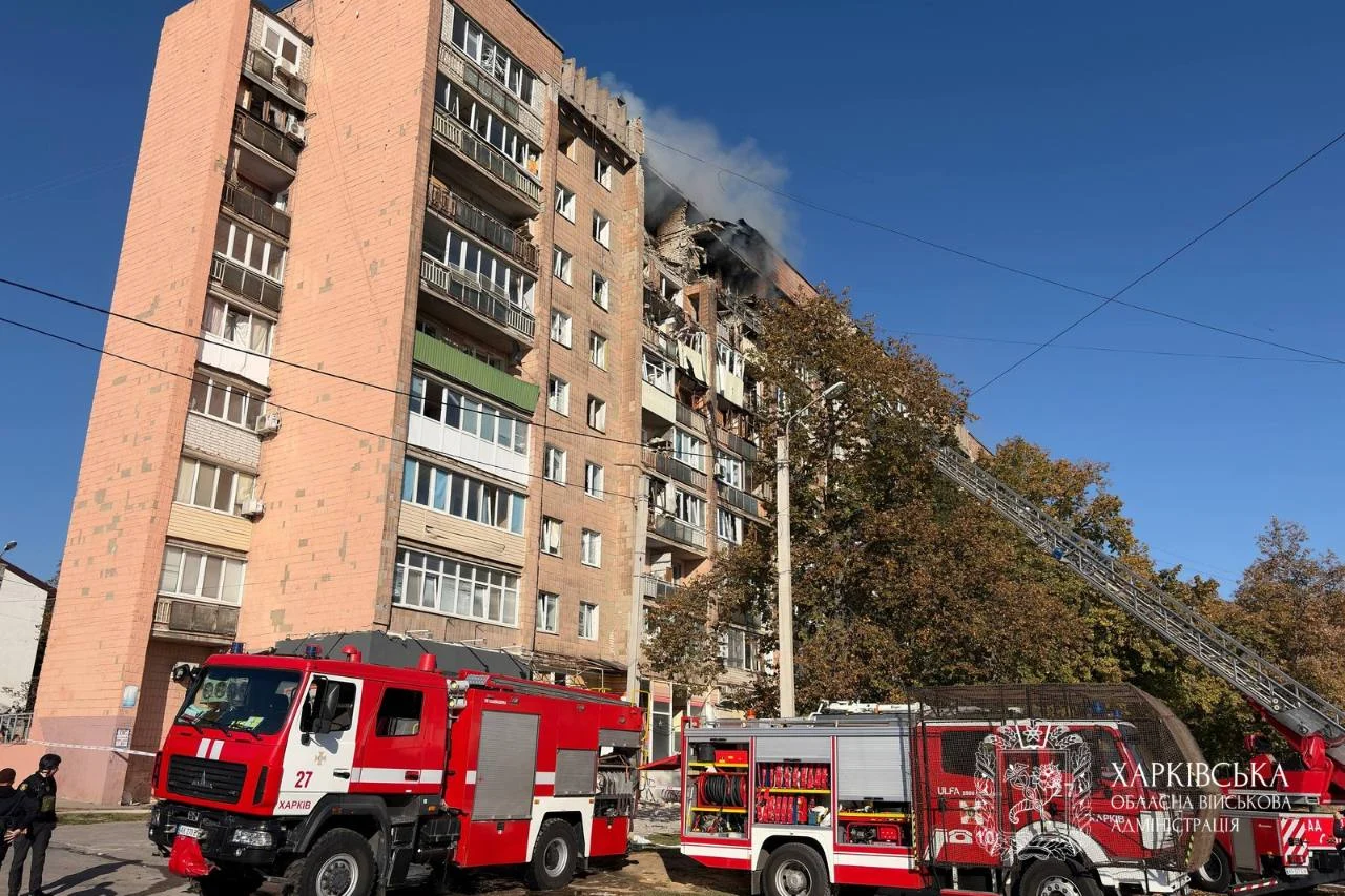 Удар російського дрону по багатоповерховій будівлі в Харкові: пошкодження та кількість постраждалих 22 Удар російського дрону по багатоповерховій будівлі в Харкові: пошкодження та кількість постраждалих 21