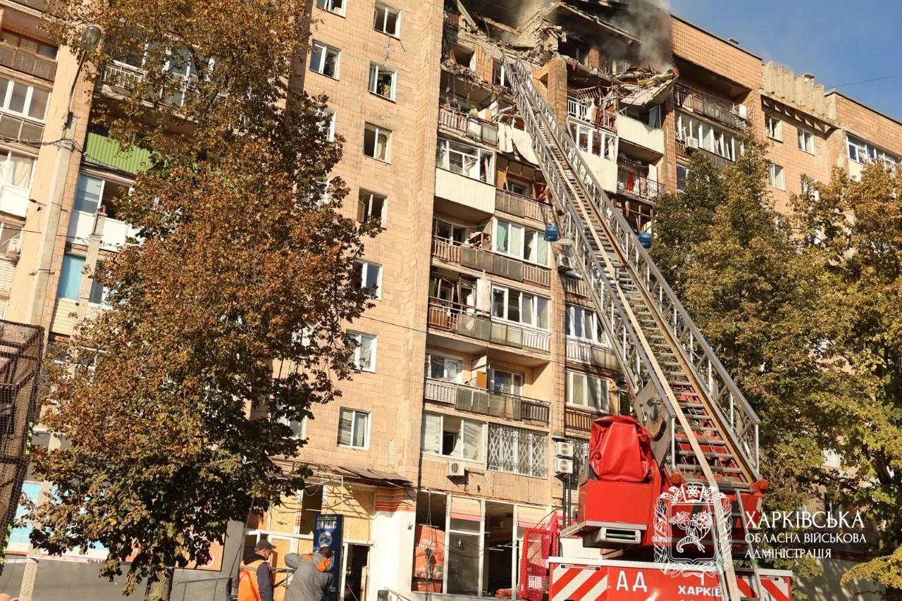 Удар російського дрону по багатоповерховій будівлі в Харкові: пошкодження та кількість постраждалих 18 Удар російського дрону по багатоповерховій будівлі в Харкові: пошкодження та кількість постраждалих 17