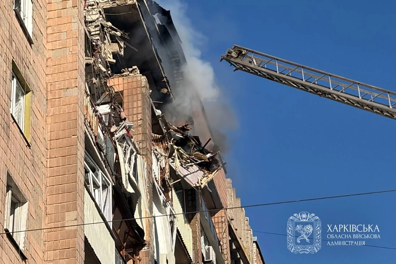 Удар російського дрону по багатоповерховій будівлі в Харкові: пошкодження та кількість постраждалих 16 Удар російського дрону по багатоповерховій будівлі в Харкові: пошкодження та кількість постраждалих 15
